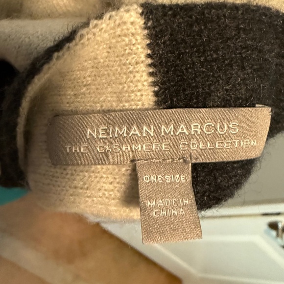 Neiman Marcus Cashmere Collection Twisted Snood Infinity Scarf Gray Cream - Picture 5 of 6